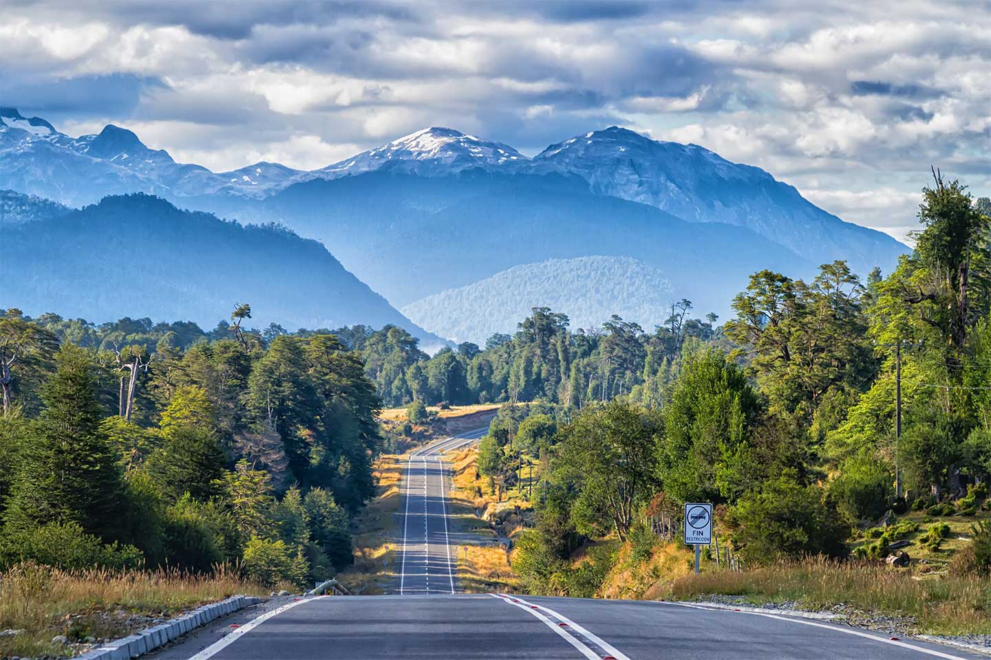 Carretera austral: Das Foto zeigt die Straße, im Hintergrund die Berge Patagoniens.