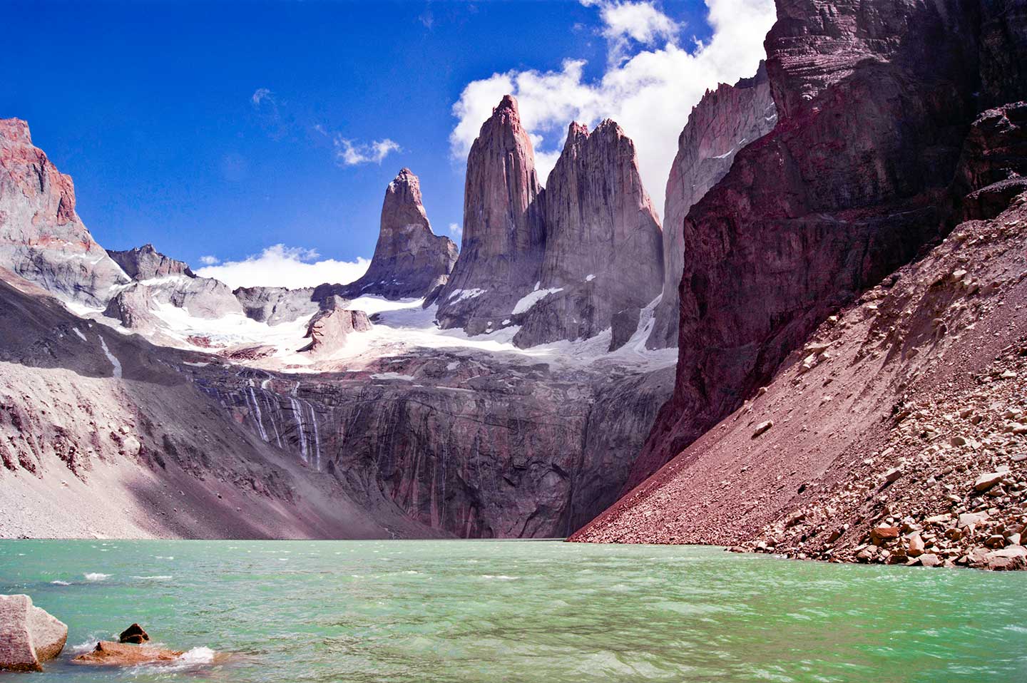 Der Fitz Roy vor der Silhuette eines Sees