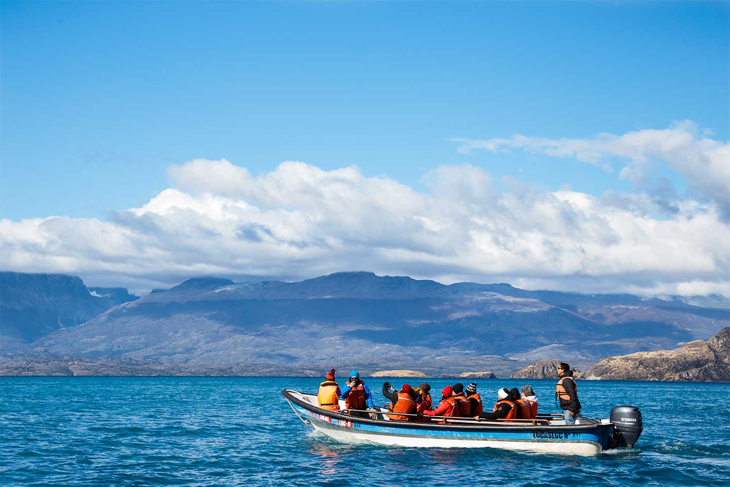 Ein Boot mit Touristen gleitet über den General Carrera See in Chile