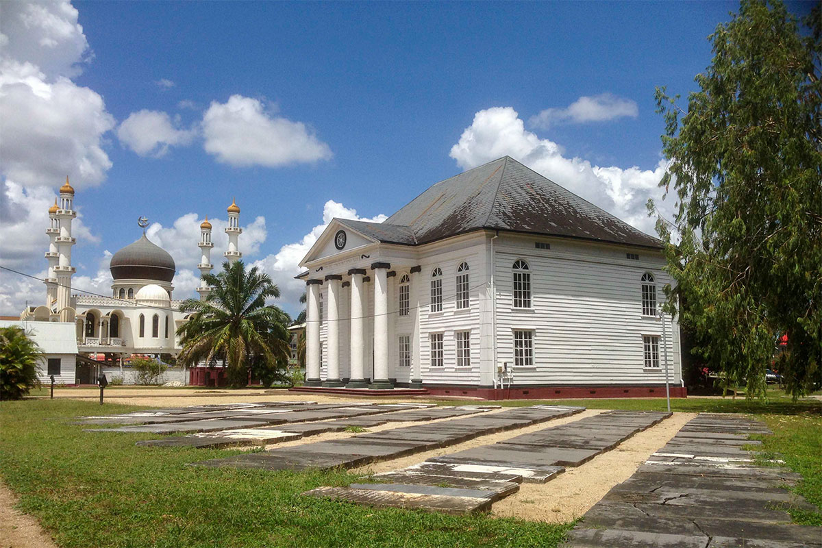 Paramaribo - In der Hauptstadt von Suriname existieren Moschee und Synagoge in friedlicher Nachbarschaft