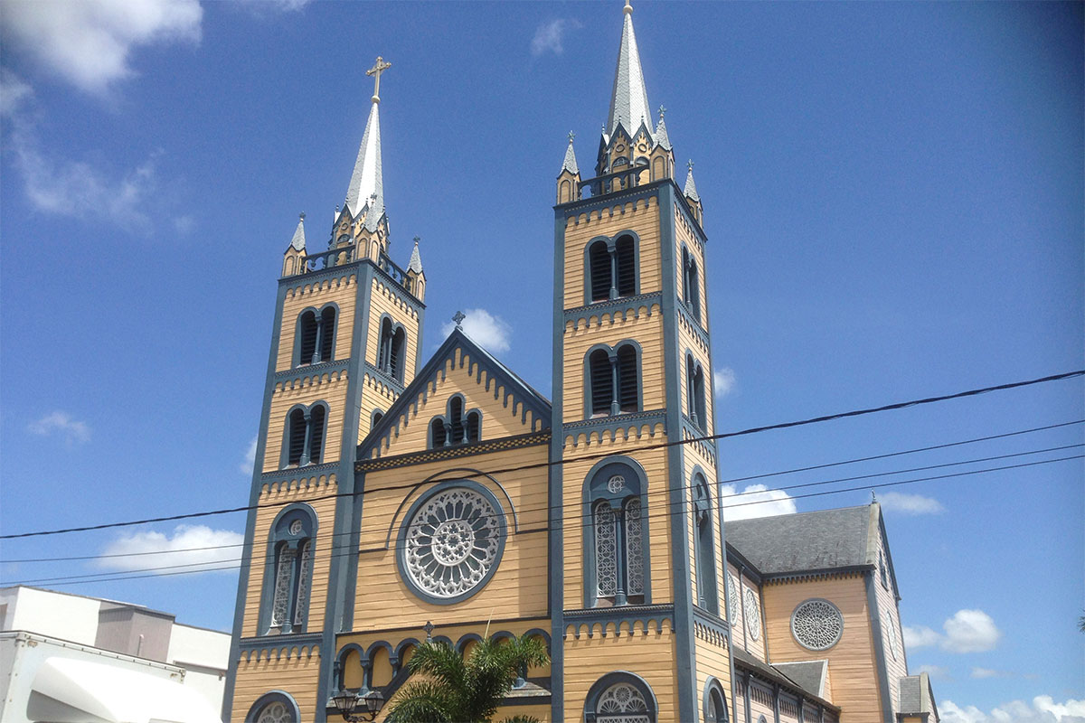 Die St Paul Kathedrale in Paramaribo zählt zu einer der beliebtesten Sehenswürdigkeiten