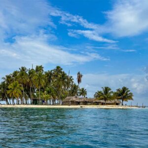 Eine typische San Blas Insel: klein, mit weißem Strand, Palmen und Hütten der Gunas Indigenen