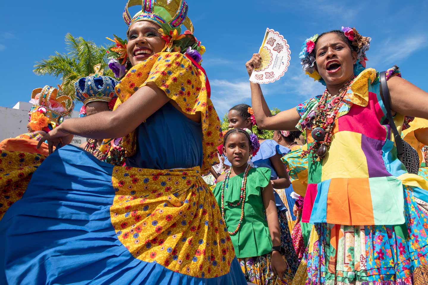 Frauen in bunten Kleidern feiern Karneval in Panama