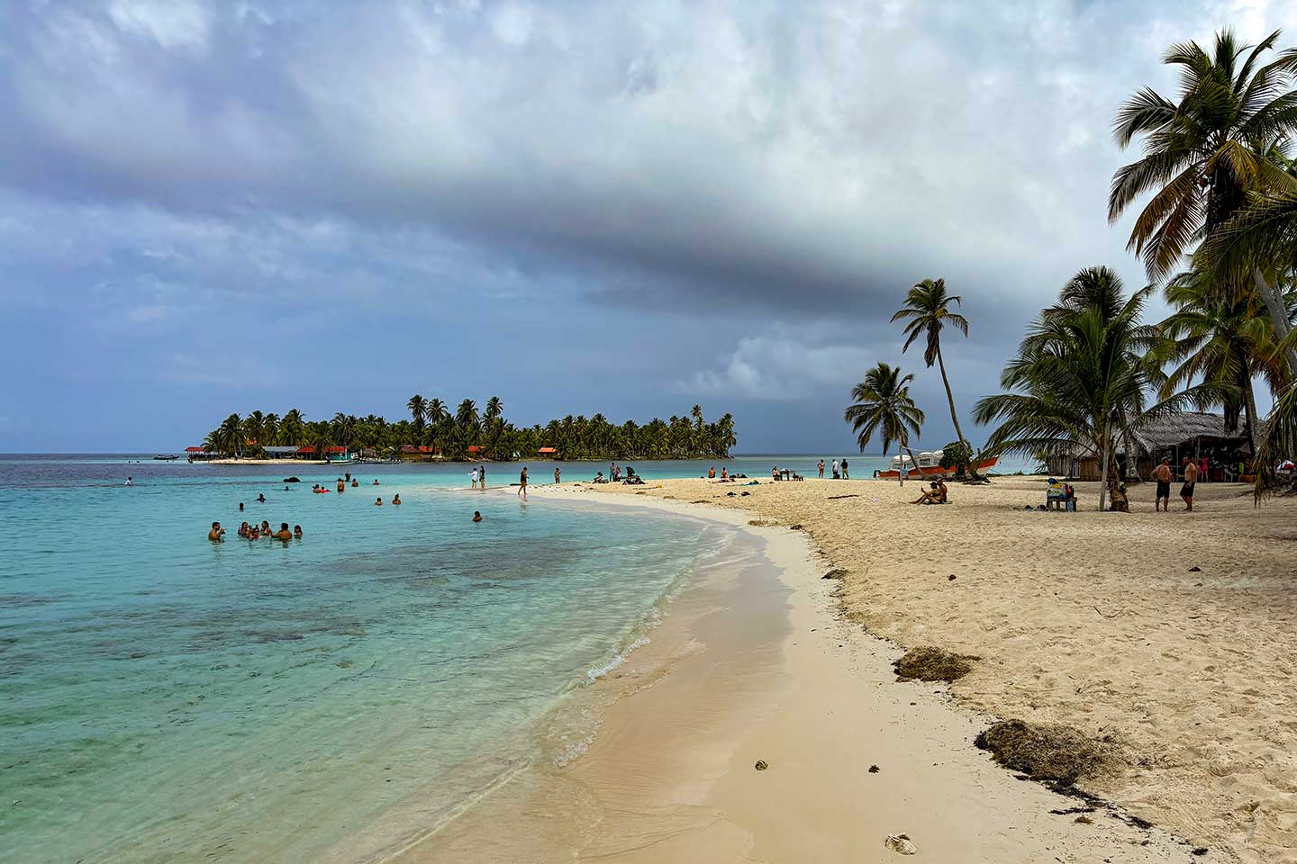 Menschen baden an einem Strand bei den Bocas del Toro Inseln