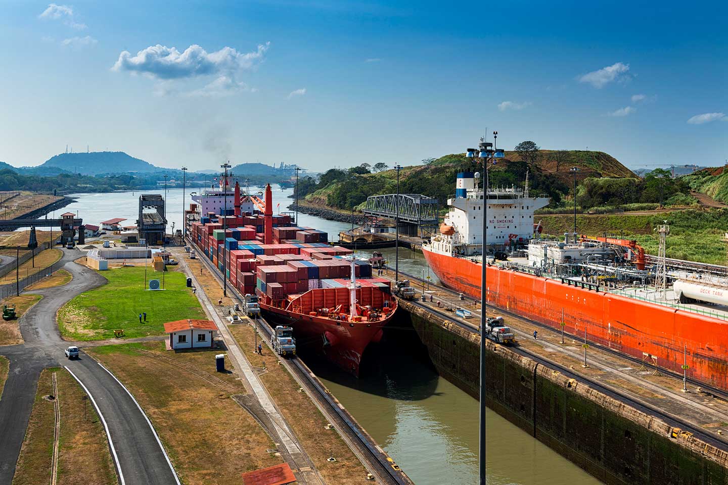 Ein Containerschiff fährt durch eine Schleuse des Panamakanals