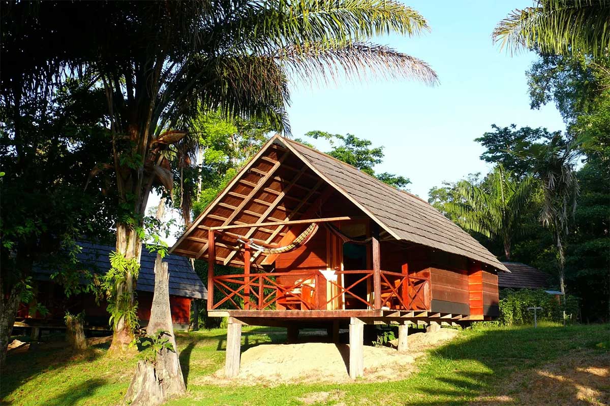 Eine Holzhütte der Awarradam Lodge in Suriname