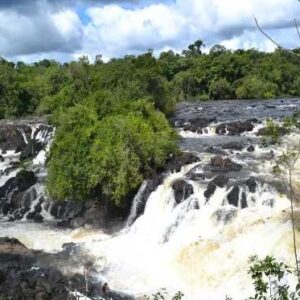 Blick auf die imposanten Wasserfälle von Blance Marie in Suriname