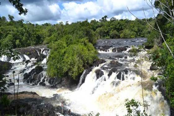 Blick auf die imposanten Wasserfälle von Blance Marie in Suriname