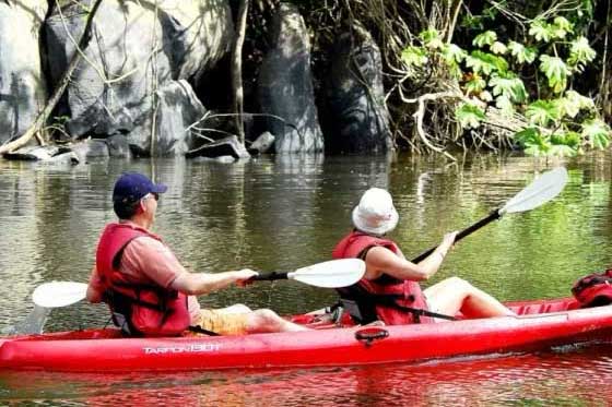 Mit dem Kanu auf einem Fluss bei der Kabalebo Lodge in Suriname