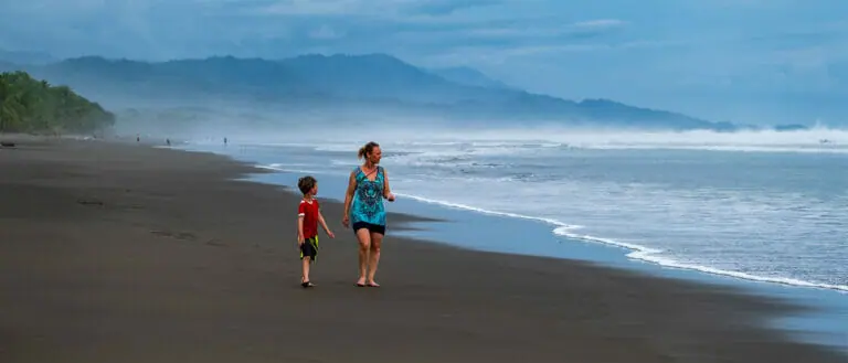 Im Mai zeigt sich Costa Rica sehr abwechslungsreich. Wie hier an der südlichen Pazifikküste wechseln sich Sonnenzeiten mit Regenstunden ab.