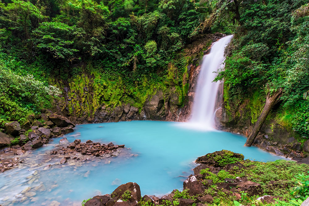 Ein Wasserfall am Rio Celeste im Tenorio Nationalpark mit türkisenem Wasser