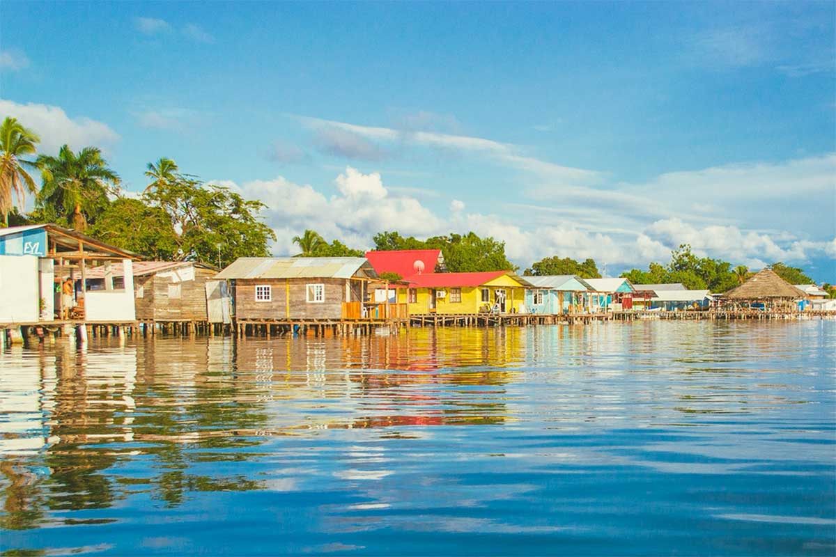 Bunte Strandhäuser auf den Boca del Toro Inseln