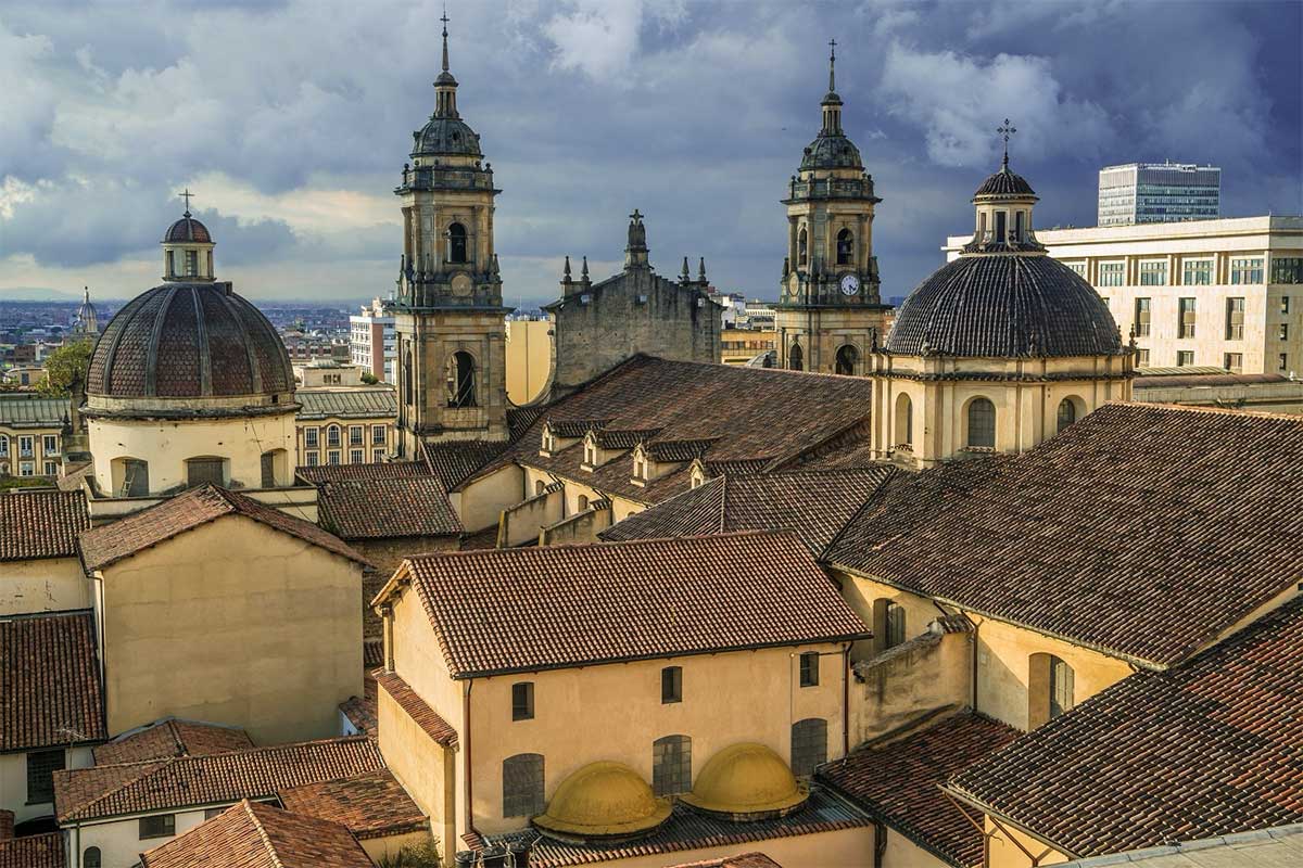 Blick über die Kathedrale von Bogotá in Kolumbien mit ihren ockerfarbenen Fassaden