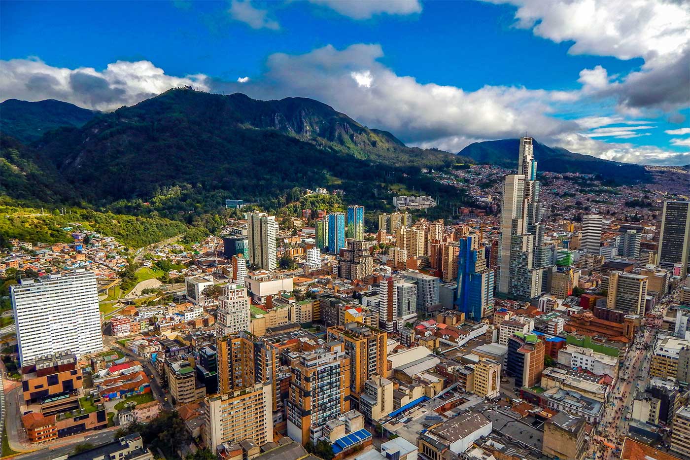 Blick auf Bogotá - Skyline und grüne Hügel im Hintergrund