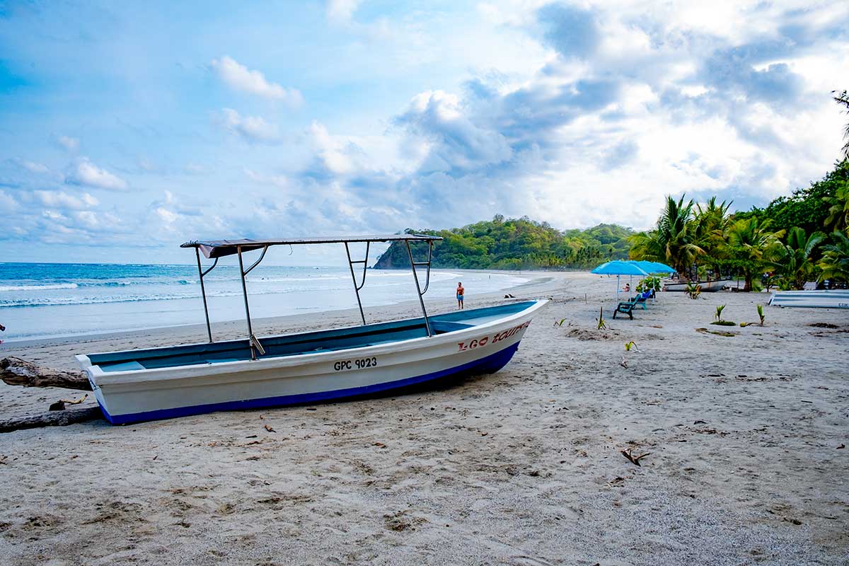 Samara auf der Nicoya Halbinsel - eine weitgezogene Bucht bei Sonne und Wolken in der Regenzeit