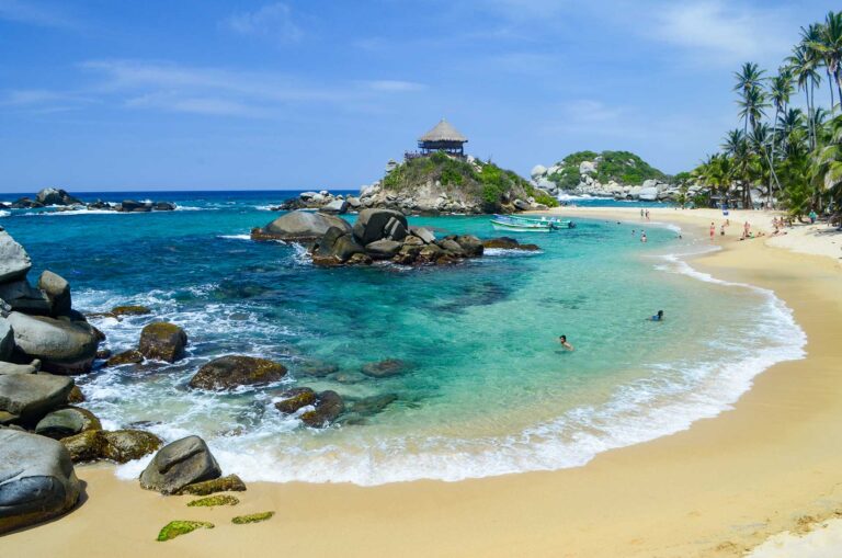 Ein wunderschöner Strand im Tayrona Nationalpark - einer der schönsten Sehenswürdigkeiten auf einer Kolumbien Reise