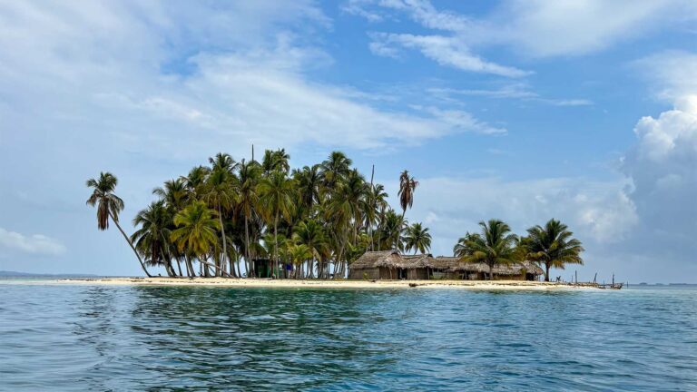 Eine einsame, mit Palmen gesäumte Insel im karibischen Meer von Panama