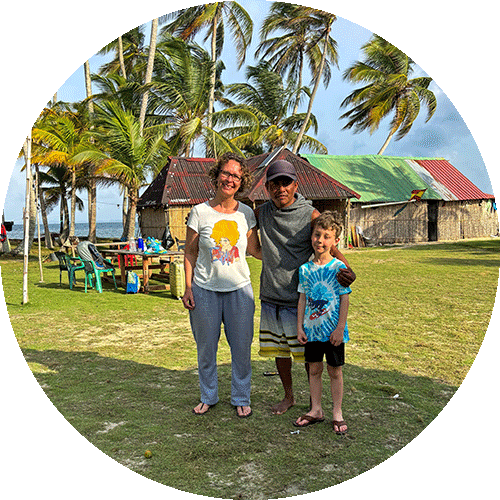 Stefanie Lange mit ihrem Sohn und einem Bewohner der San Blas Inseln in Panama