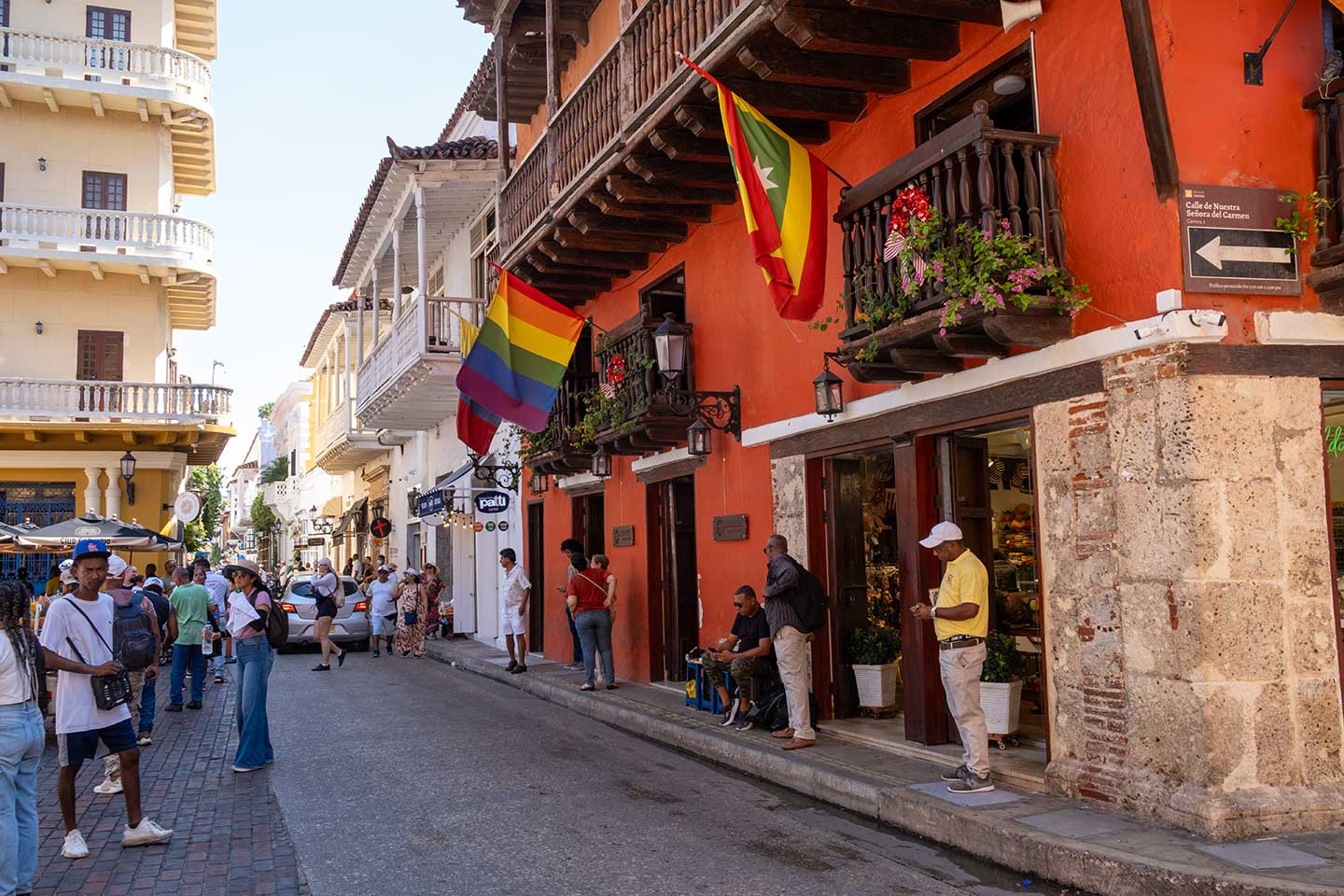 In den Gassen von Cartagena: Viele Altbauten, viele Touristen und Einheimische