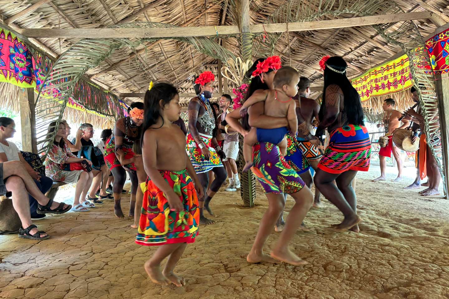 Folklore Tanz der indigenen Emberá